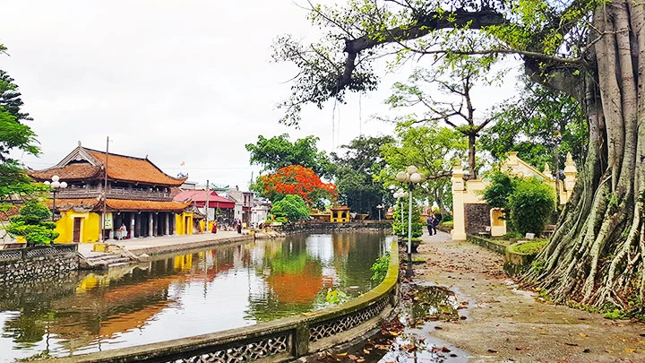 Khuôn viên của chùa Keo Hành Thiện (còn gọi là Thần Quang tự).