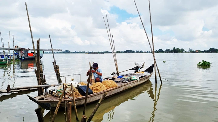 Vàm Nao là con sông có dòng chảy khác lạ, giao nhau của hai dòng nước sông Tiền và sông Hậu nên tạo ra nước xoáy, dễ nhấn chìm thuyền ghe.