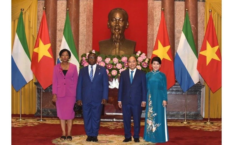 Chủ tịch nước Nguyễn Xuân Phúc và Phu nhân chụp ảnh chung với Tổng thống nước Cộng hòa Sierra Leone Julius Maada Bio và Phu nhân.