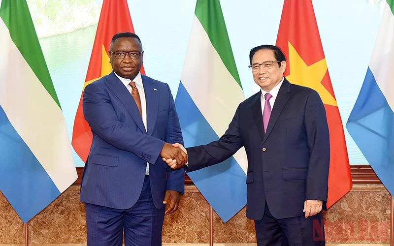 Thủ tướng Phạm Minh Chính và Tổng thống Cộng hòa Sierra Leone Julius Maada Bio hội kiến. (Ảnh: TRẦN HẢI)