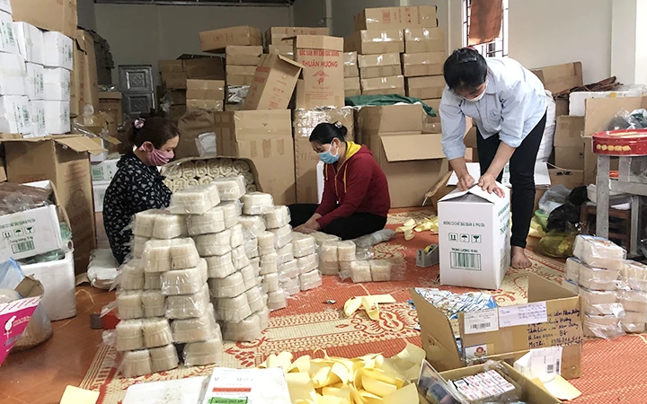 Đóng gói sản phẩm tại Hợp tác xã Sản xuất, kinh doanh, tiêu thụ mì Trại Lâm, xã Nam Dương, huyện Lục Ngạn (Bắc Giang).