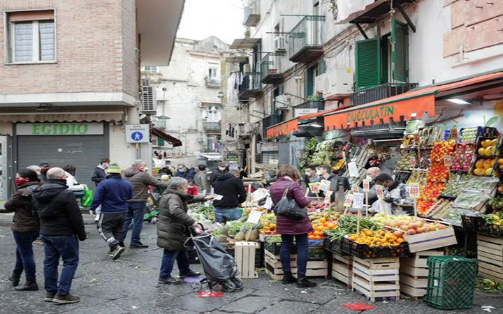 Một khu chợ ở thành phố Naples của Italia. (Ảnh REUTERS)