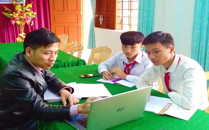 Thầy giáo Cao Hùng Thọ hướng dẫn học sinh thực hiện đề tài sáng tạo kỹ thuật.