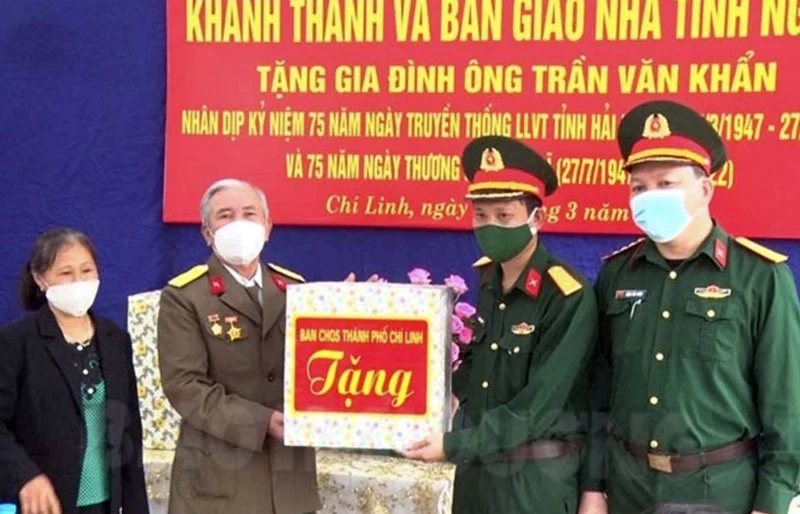 Ban Chỉ huy quân sự TP Chí Linh bàn giao nhà cho gia đình thương binh Trần Văn Khẩn.