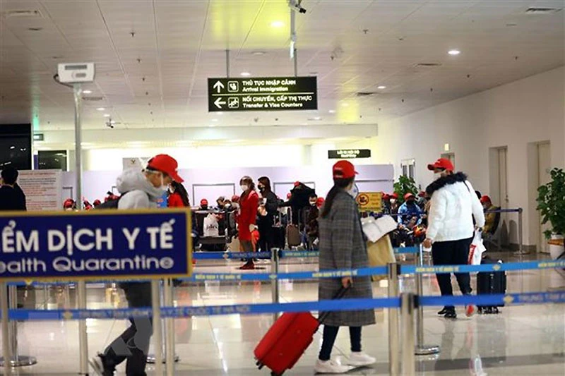 Hành khách làm thủ tục nhập cảnh tại Sân bay Nội Bài.