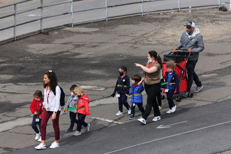 Trẻ em đi dạo tại thành phố New York, bang New York, Mỹ ngày 7/3. Ảnh: Reuters.