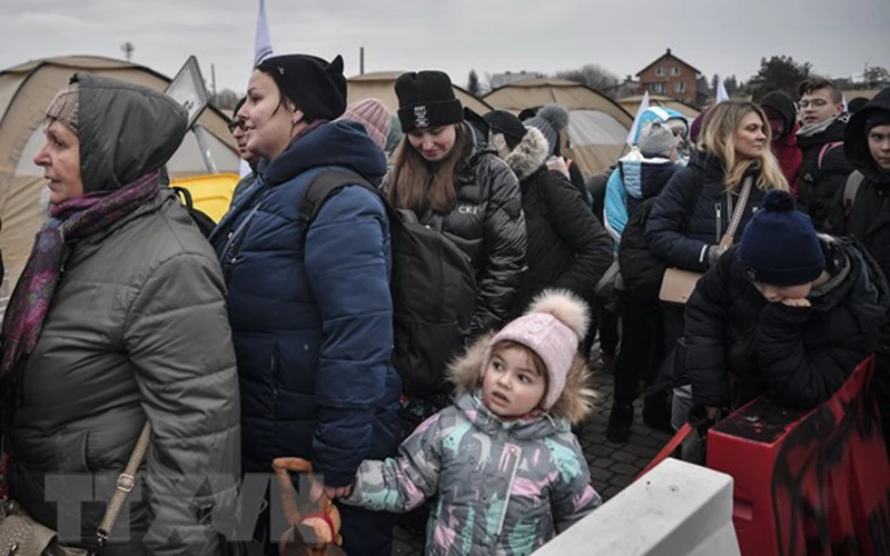 Người tị nạn Ukraine sơ tán sang Medyka, miền Đông Ba Lan. (Ảnh: AFP/TTXVN)