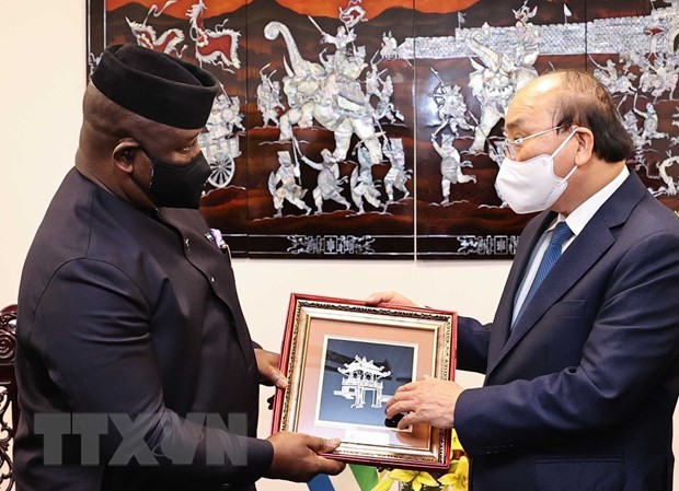 Chủ tịch nước Nguyễn Xuân Phúc tặng quà lưu niệm cho Tổng thống Sierra Leone Julius Maada Bio tại cuộc gặp bên lề Phiên thảo luận chung cấp cao Đại hội đồng Liên hợp quốc khóa 76. (Ảnh: Thống Nhất/TTXVN)