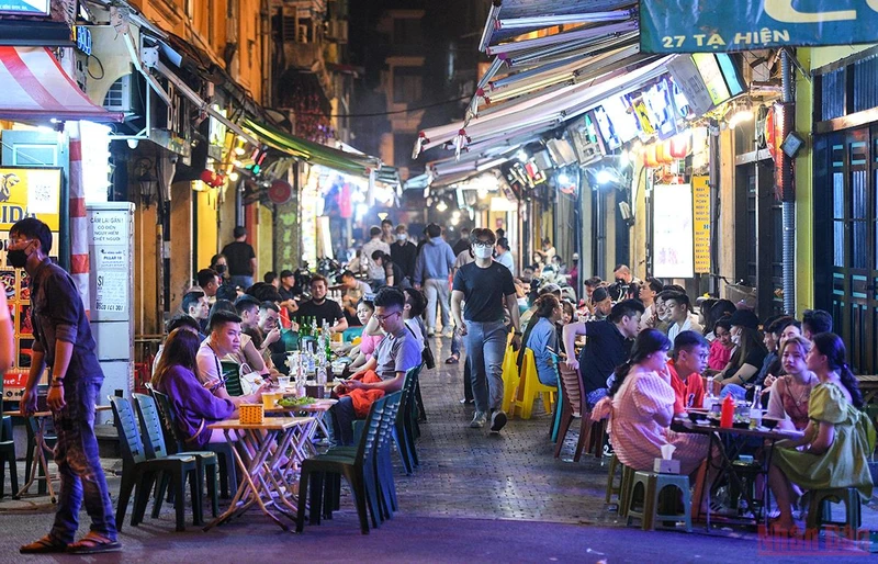 Có lẽ đã rất lâu rồi, Tạ Hiện nói chung và các khu phố ẩm thực khác của Hà Nội mới được chứng kiến cảnh đông vui, tấp nập. (Ảnh: THÀNH ĐẠT)