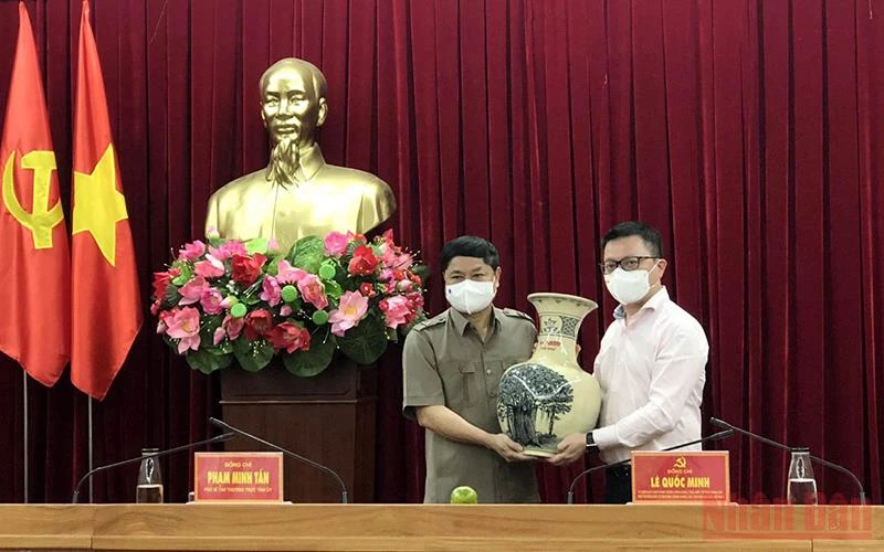 Tổng Biên tập Báo Nhân Dân Lê Quốc Minh tặng quà của Báo Nhân Dân cho Thường trực Tỉnh ủy Đắk Lắk.