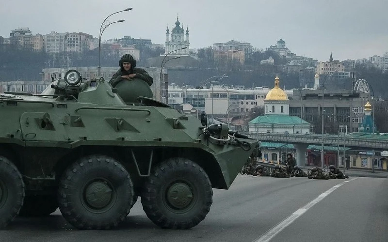 Lực lượng Vệ binh quốc gia Ukraine vào vị trí ở trung tâm Kiev, Ukraine, ngày 25/2/2022. Ảnh: REUTERS