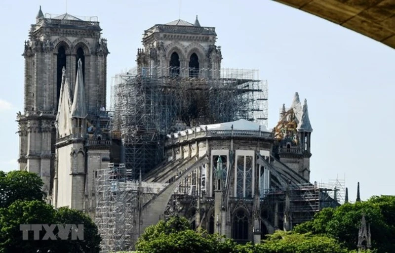 Nhà thờ Đức Bà tại Paris được tu sửa sau vụ cháy kinh hoàng. (Ảnh: AFP/TTXVN)