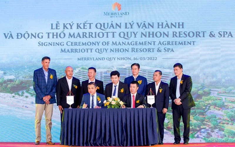 Đại diện Tập đoàn Hưng Thịnh và Tập đoàn Marriott International ký kết quản lý vận hành dự án Marriott Quy Nhon Resort & Spa.