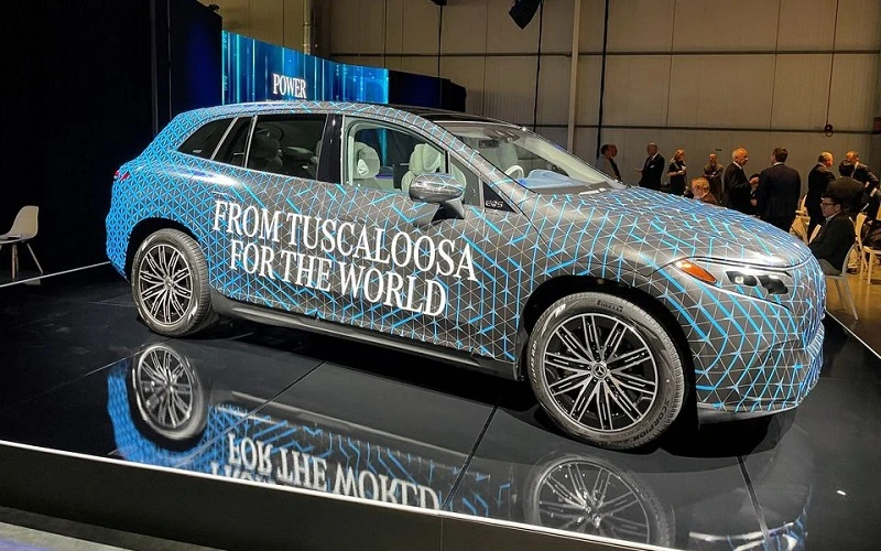 Nguyên mẫu xe điện EQS SUV của Mercedes-Benz được trưng bày tại nhà máy sản xuất pin xe điện mới của hãng ở quận Bibb, bang Alabama, Mỹ ngày 15/3/2022. (Ảnh: Reuters)