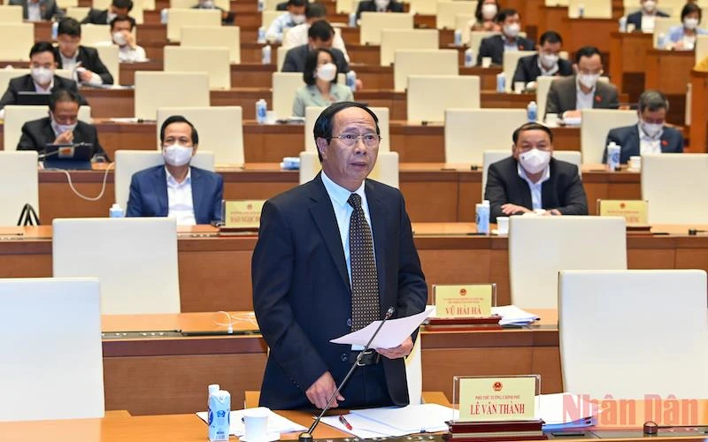 Phó Thủ tướng Lê Văn Thành phát biểu làm rõ một số vấn đề đại biểu Quốc hội nêu. (Ảnh: Duy Linh)