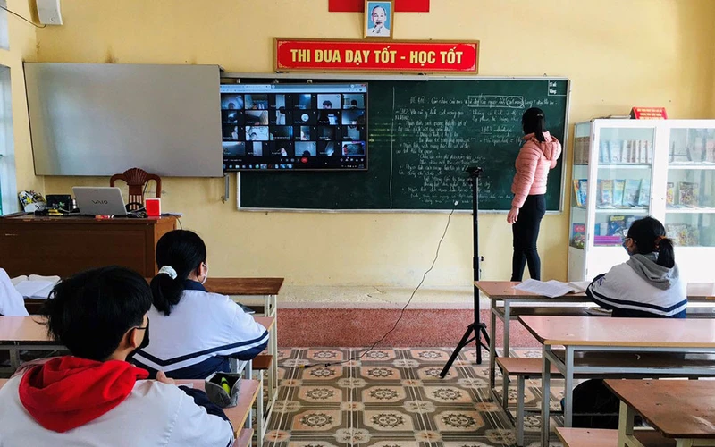 Trường Tiểu học và Trung học cơ sở An Vũ (Quỳnh Phụ, tỉnh Thái Bình) đầu tư trang thiết bị hiện đại phục vụ dạy học trực tiếp và trực tuyến trong cùng một thời điểm.
