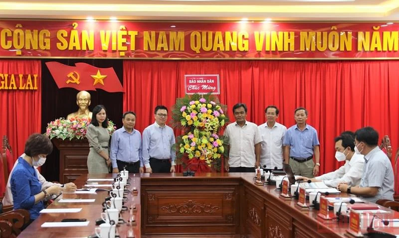 Đồng chí Lê Quốc Minh và Đoàn công tác Báo Nhân Dân tặng hoa cho Thường trực Tỉnh ủy nhân kỷ niệm 47 năm Ngày Giải phóng tỉnh Gia Lai.
