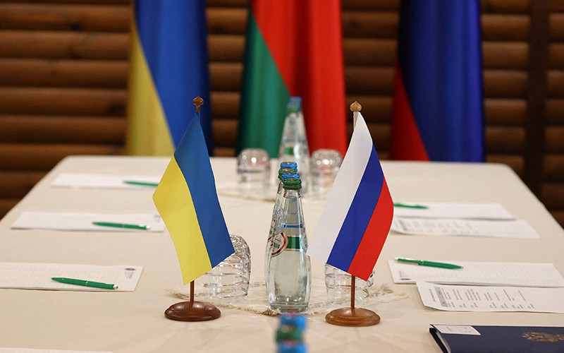 Bàn đàm phán của Nga và Ukraine tại vùng Brest, Belarus, ngày 3/3. (Ảnh: BelTA)