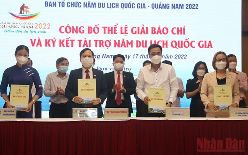 Ký kết tài trợ Năm du lịch quốc gia 2022 “Quảng Nam-Điểm đến du lịch xanh”.