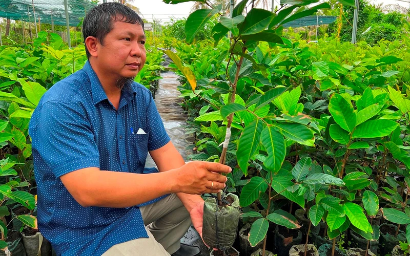Anh Phạm Hồng Khánh bên sản phẩm giá thể và túi vải sản xuất cây giống thân thiện môi trường.