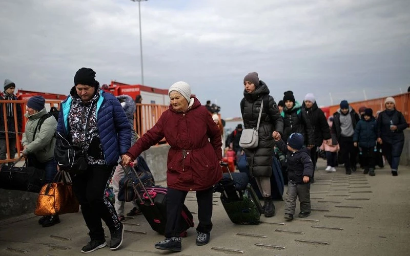 Người dân Ukraine tránh xung đột đi sơ tán tới cửa khẩu Isaccea-Orlivka, Romania, ngày 14/3/2022. (Ảnh: REUTERS)