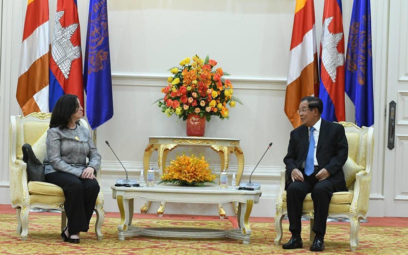 Thủ tướng Campuchia Samdech Techo Hun Sen tiếp Phó Chủ tịch WB phụ trách khu vực Đông Á và Thái Bình Dương Manuela V. Ferro. (Ảnh: Fresh News)