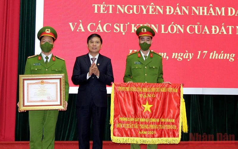Đồng chí Phó Chủ tịch UBND tỉnh trao tặng cờ thi đua của Thủ tướng Chính phủ cho cá nhân và đơn vị.