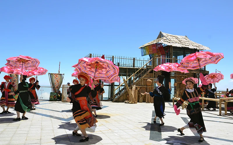 Lễ hội trên mây Sa Pa tại đỉnh Phan Xi Păng, tỉnh Lào Cai. (Ảnh QUỐC HỒNG)