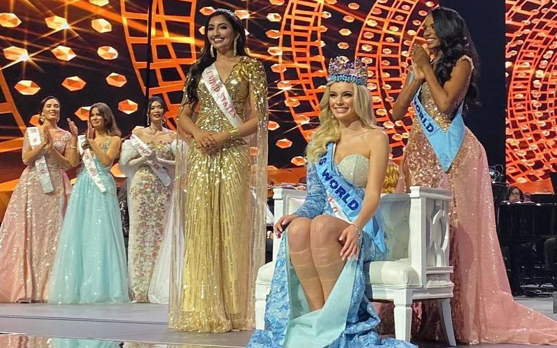 Hoa hậu Ba Lan và các Á hậu tại lễ đăng quang. 