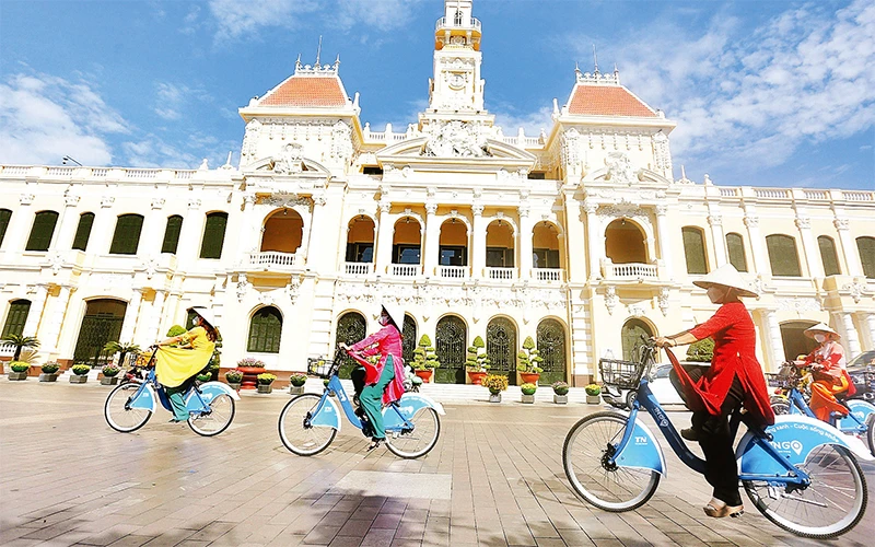Người dân trải nghiệm xe đạp công cộng tại thành phố Hồ Chí Minh.
