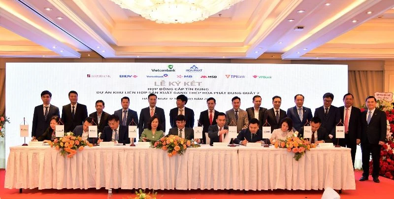 Ông Mai Văn Hà-Giám đốc Công ty CP thép Hòa Phát Dung Quất (ngồi thứ 5 từ trái sang) và đại diện 8 ngân hàng do Vietcombank làm đầu mối đồng tài trợ ký kết Hợp đồng tín dụng.