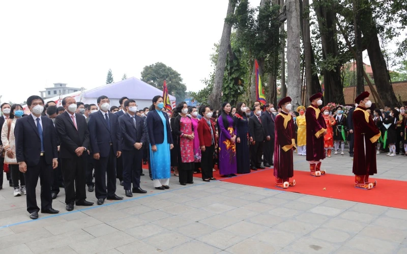 Các đại biểu dự lễ dâng hương Quốc mẫu Tây Thiên.