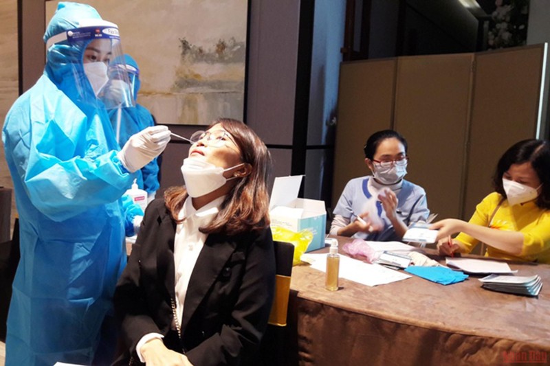 Nhân viên y tế tầm soát Covid-19 cho người đến tham dự hội nghị tại thành phố Thanh Hóa. (Ảnh: Mai Luận)