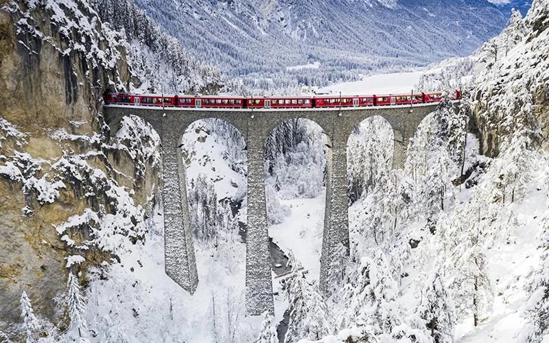 Bernina Express và hành trình dọc theo cây cầu cạn di sản thế giới Landwasser, Thụy Sĩ. 