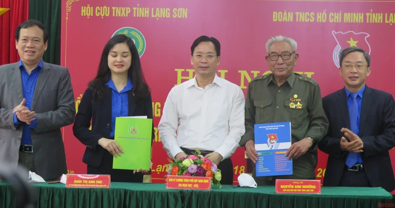 Đại diện lãnh đạo Hội cựu thanh niên xung phong và Tỉnh Đoàn Lạng Sơn ký kết Chương trình phối hợp hành động giai đoạn 2022-2025.