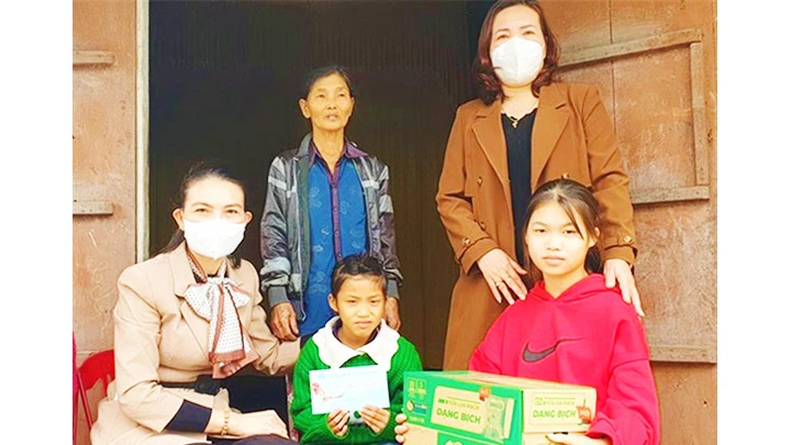 Lãnh đạo Hội Liên hiệp Phụ nữ tỉnh Quảng Bình tặng quà trẻ mồ côi.