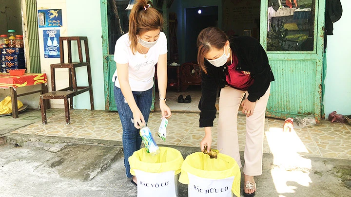 Chị Lê Thị Kim Thảo và chị gái (tổ 68, phường Nại Hiên Đông) phân loại rác tại nhà. 