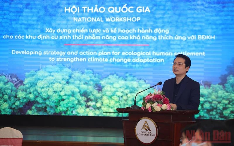 Ông Phan Tuấn Hùng Vụ trưởng Pháp chế Bộ Tài nguyên và Môi trường, Phó Giám đốc ban Quản lý dự án phát biểu khai mạc.