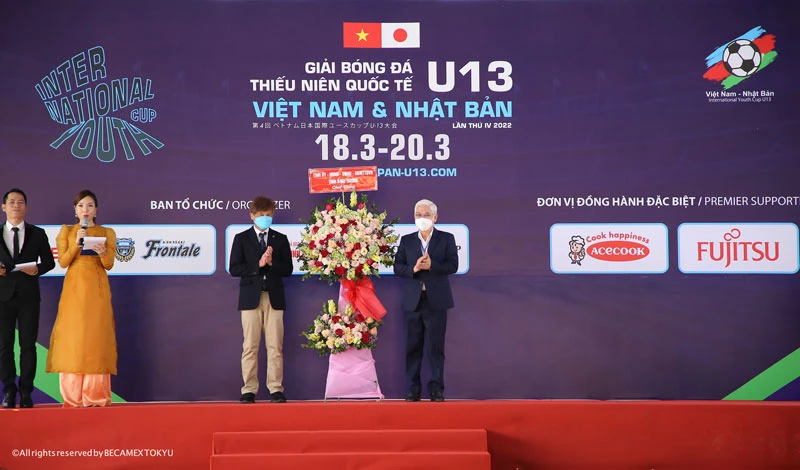 Đồng chí Nguyễn Văn Lợi, Bí thư Tỉnh ủy Bình Dương (bìa phải) trao tặng hoa cho Ban tổ chức.