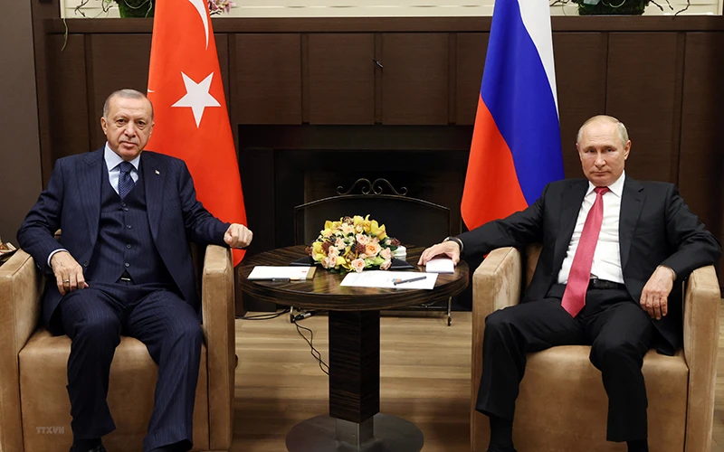 Tổng thống Nga Vladimir Putin (phải) và Tổng thống Thổ Nhĩ Kỳ Recep Tayyip Erdogan (trái) tại cuộc gặp ở Sochi, Nga, ngày 29/9/2021. (Ảnh: AFP/TTXVN)