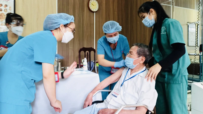 Y, bác sĩ Bệnh viện Đại học Y Hà Nội tiêm vaccine phòng Covid-19 cho người cao tuổi tại Viện Dưỡng lão Tuyết Thái (Đông Anh, Hà Nội). Ảnh: Quang Ánh