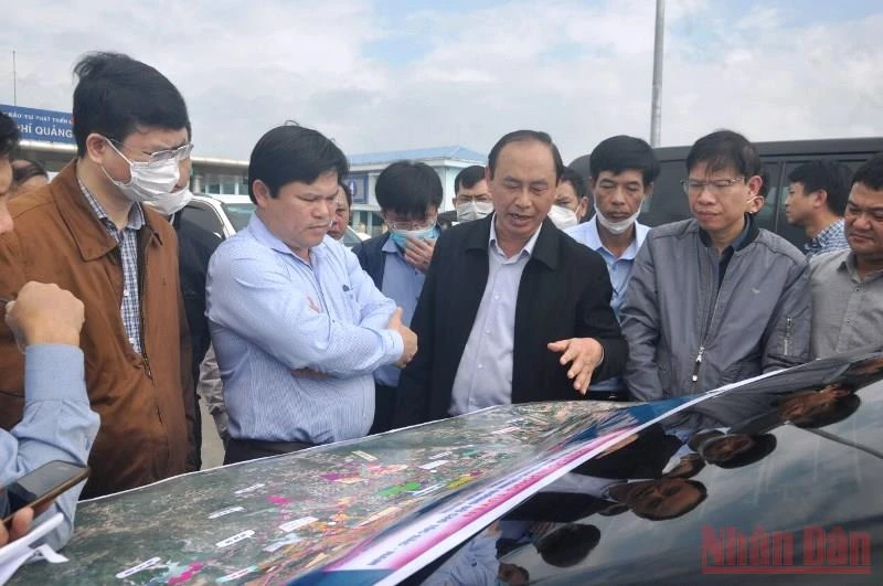 Lãnh đạo Bộ Giao thông vận tải và tỉnh Quảng Ngãi kiểm tra hiện trường hướng tuyến dự án cao tốc bắc-nam phía đông, đoạn qua Quảng Ngãi.