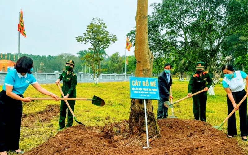 Các cấp hội phụ nữ Hải Phòng tham gia trồng cây tại Khu di tích Trạng Trình Nguyễn Bỉnh Khiêm.