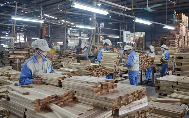 Sản xuất đồ gỗ xuất khẩu tại Công ty cổ phần Woodsland Tuyên Quang. (Ảnh HUY HOÀNG)