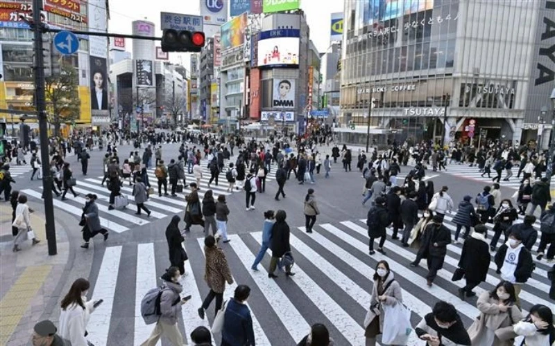 Người dân đeo khẩu trang phòng dịch Covid-19 tại Tokyo, Nhật Bản, ngày 28/8/2022. (Ảnh: Kyodo/TTXVN)