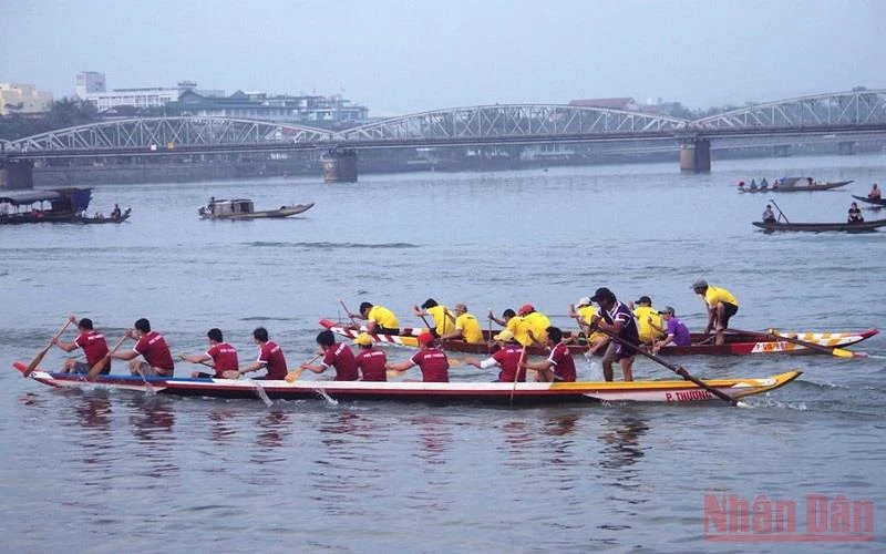 Giải đua ghe được tổ chức trên sông Hương.