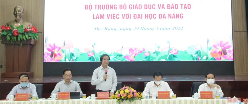 Bộ trưởng Nguyễn Kim Sơn và đoàn công tác Bộ Giáo dục và Đào tạo làm việc với lãnh đạo chủ chốt ĐH Đà Nẵng