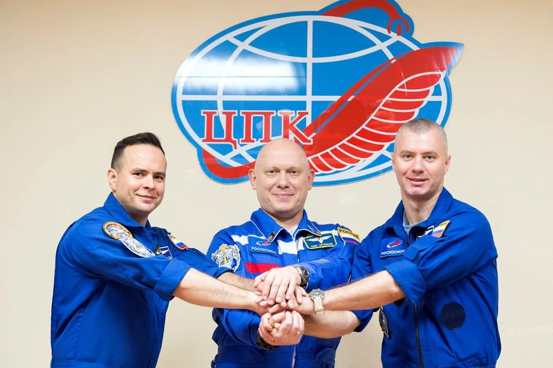Các phi hành gia người Nga Oleg Artemyev, Denis Matveev và Sergey Korsakov trong cuộc họp báo trước chuyến bay ngày 17/3. Ảnh: Roscosmos.
