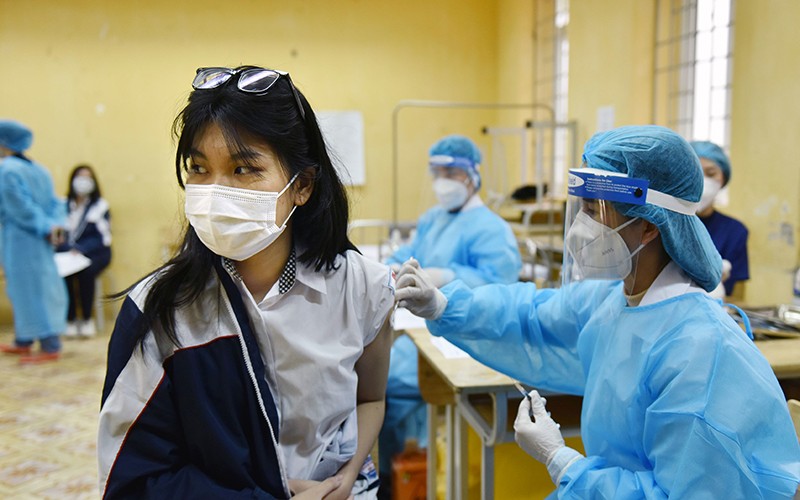 Tiêm vaccine phòng Covid-19 cho học sinh Trường THPT Quang Trung, quận Ðống Ða, Thành phố Hà Nội. (Ảnh: THẾ ÐẠI)