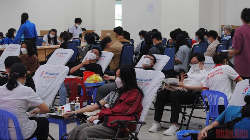 Đại học Đà Nẵng đón tiếp sinh viên đến hiến máu.